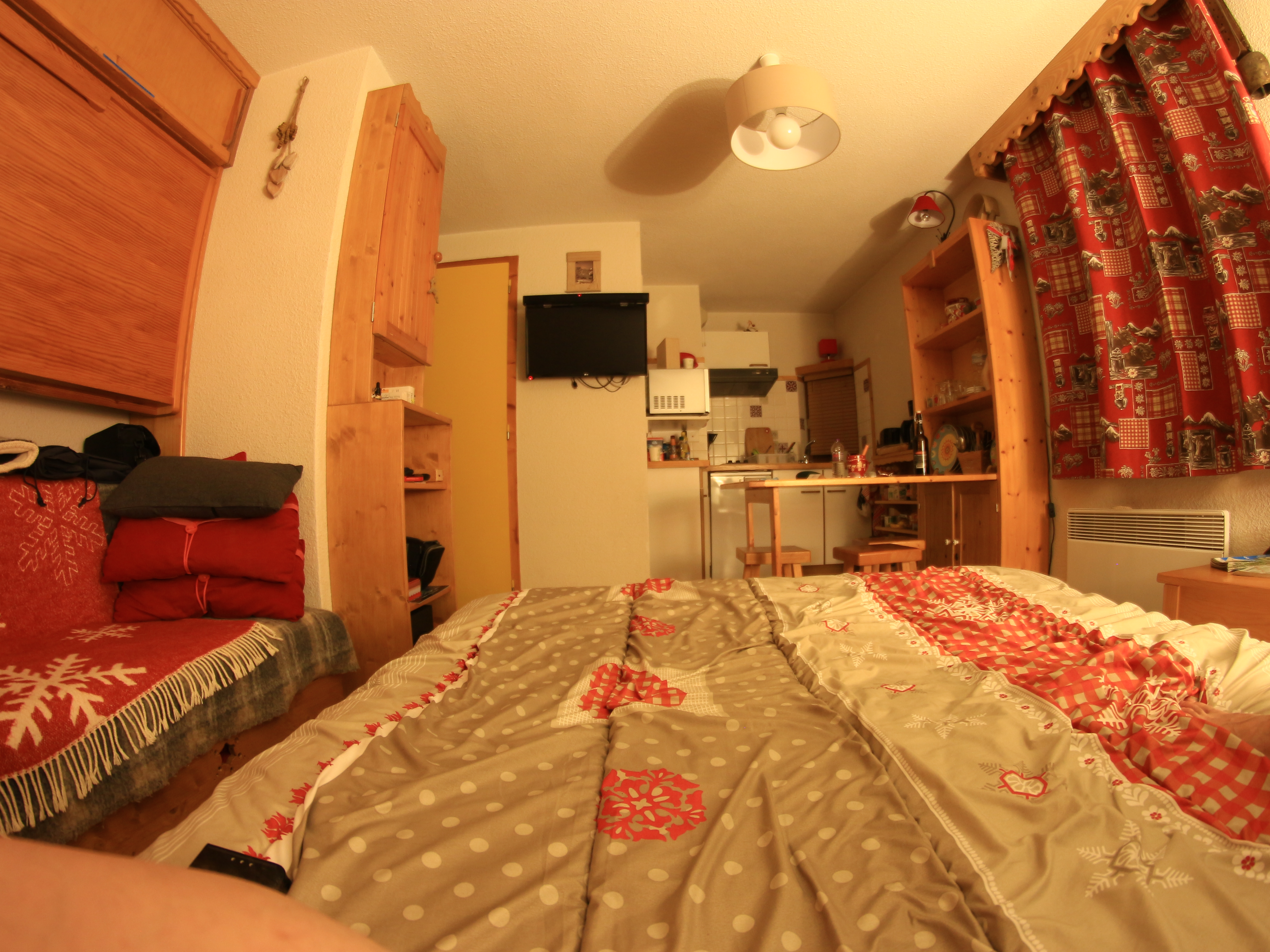 1763720031-vue-dos-au-mur-1.jpg 1763720031-vue-dos-au-mur-1.jpg